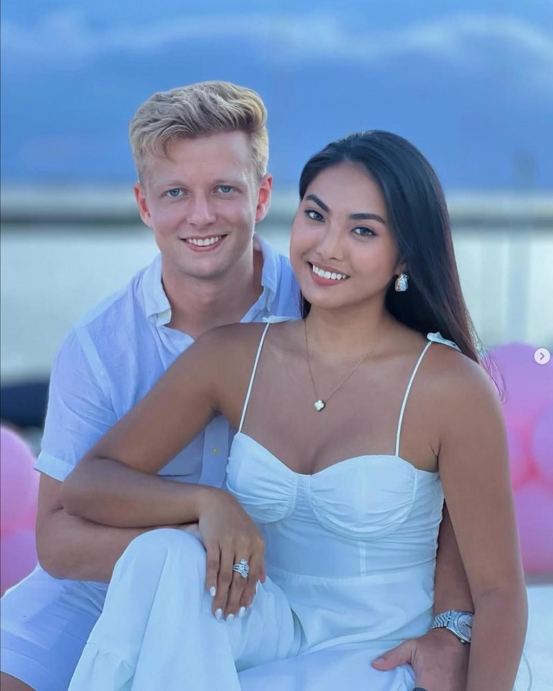 Client with girlfriend, present day